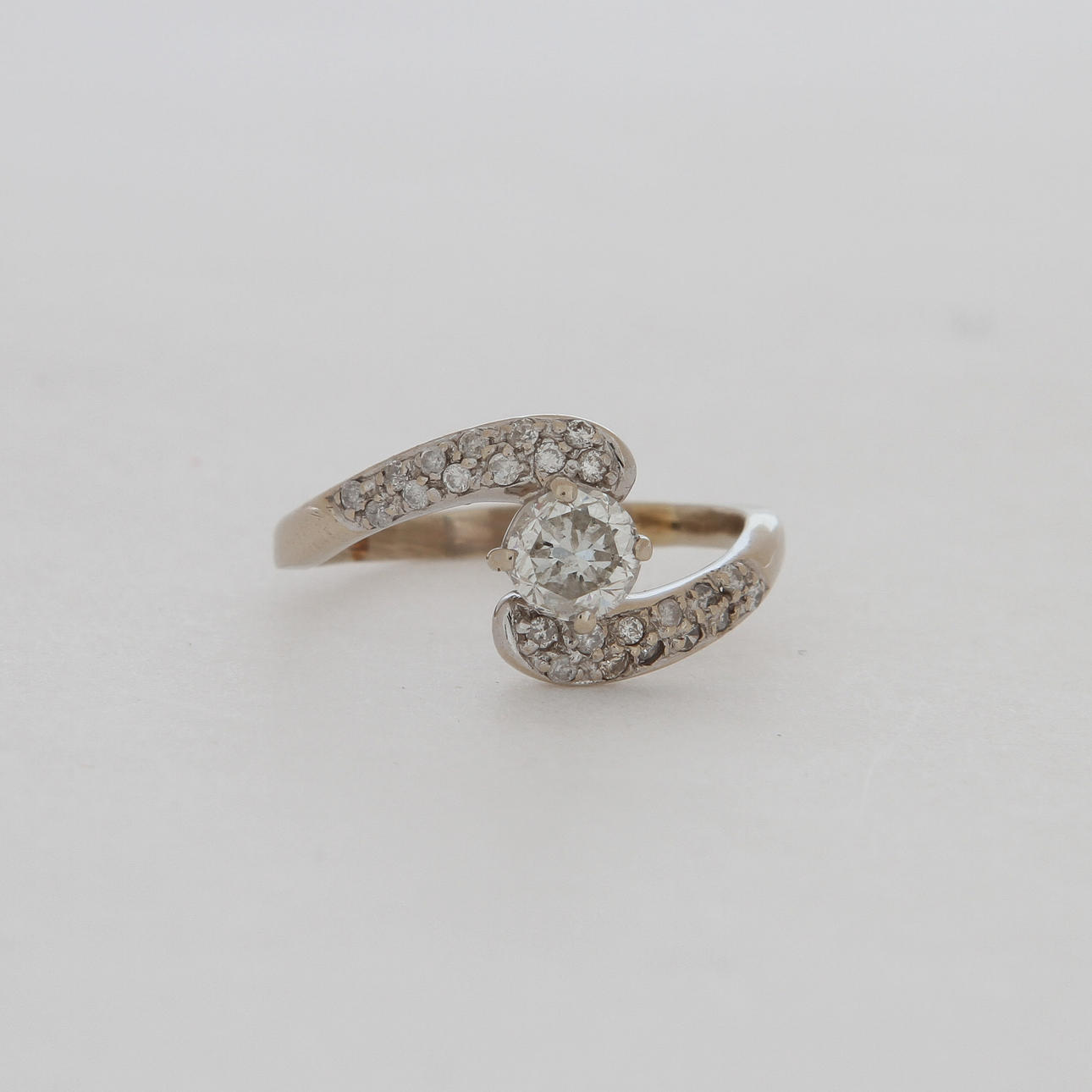 RING, 18k vitguld med diamanter, totalt ca 0,60 ct, 3,2 gram.