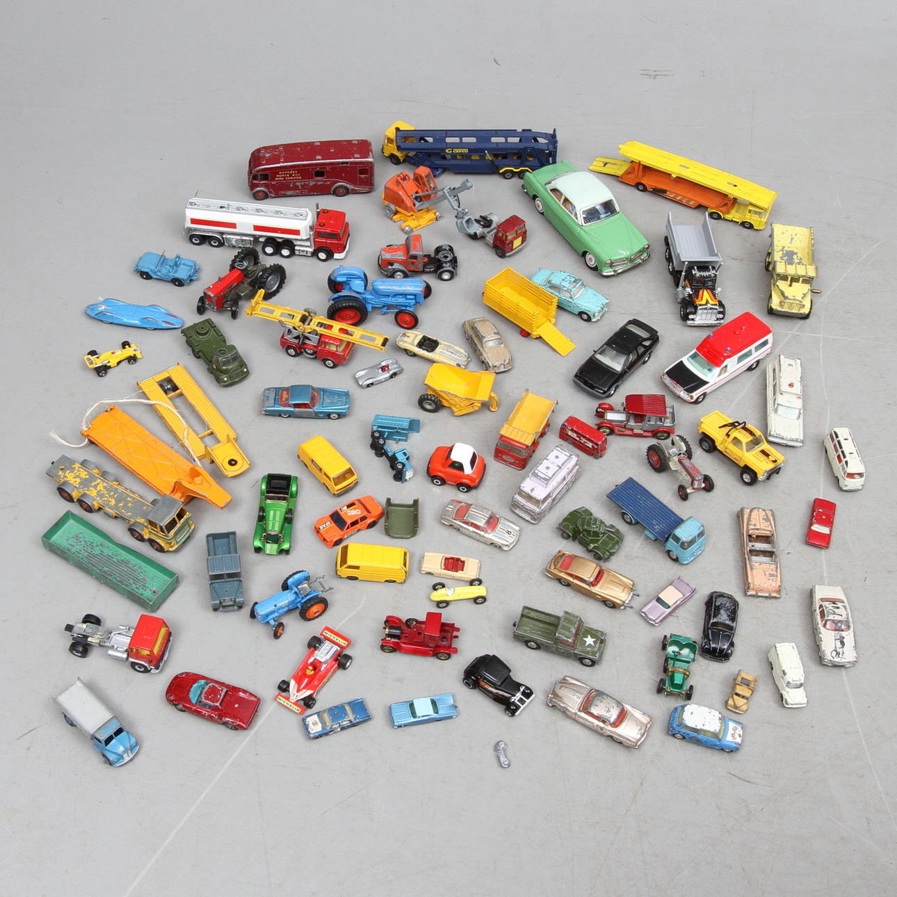 MODELLBILAR CORGI, DINKY, SIKU, MATCHBOX, TEKNO med flera. Cirka 70 stycken.