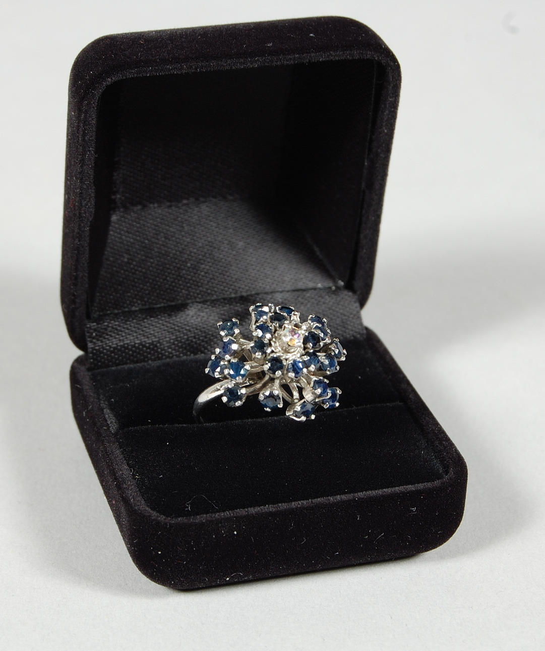 RING,18 k vittguld, med safirer, månsten.