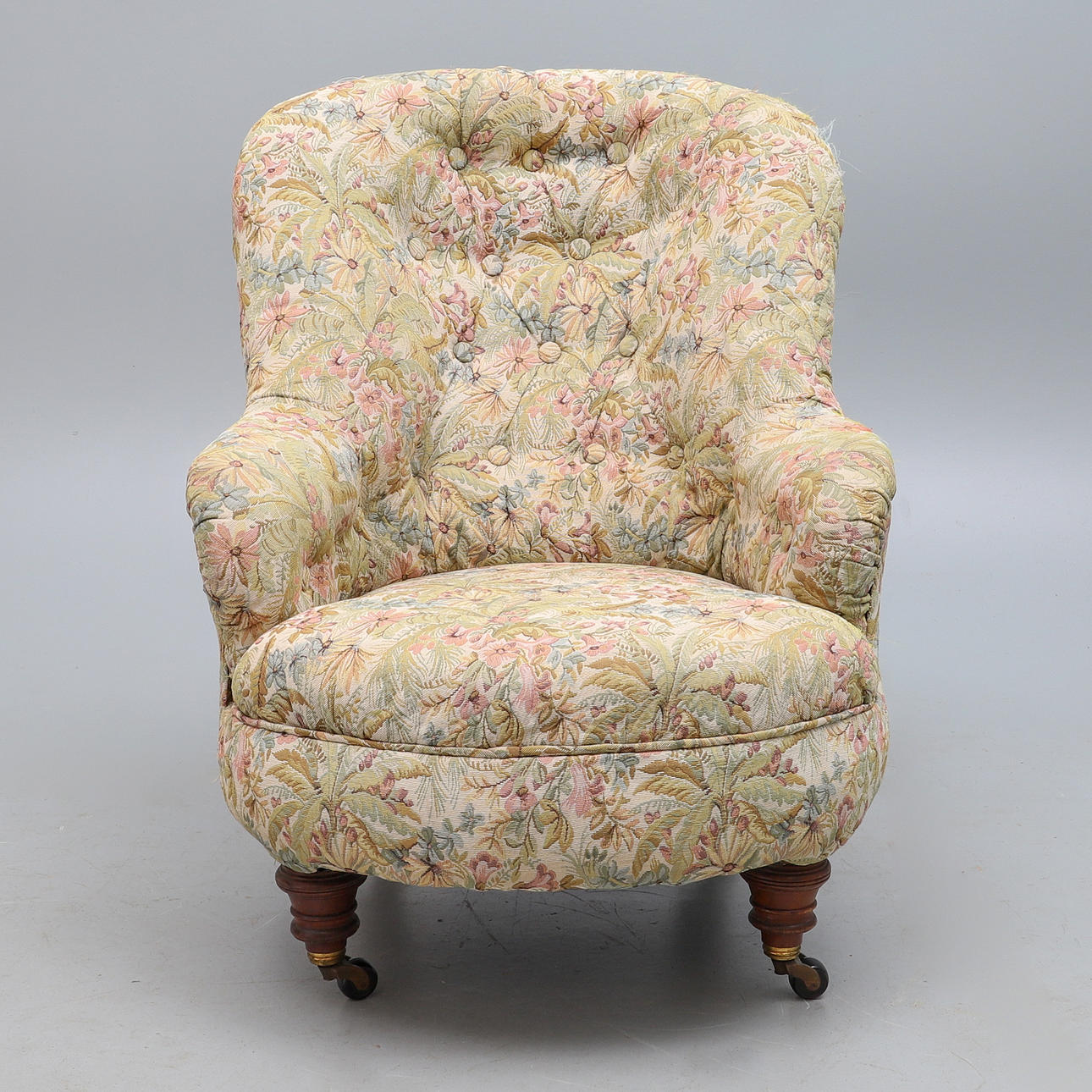 A LATE VICTORIAN ARMCHAIR.