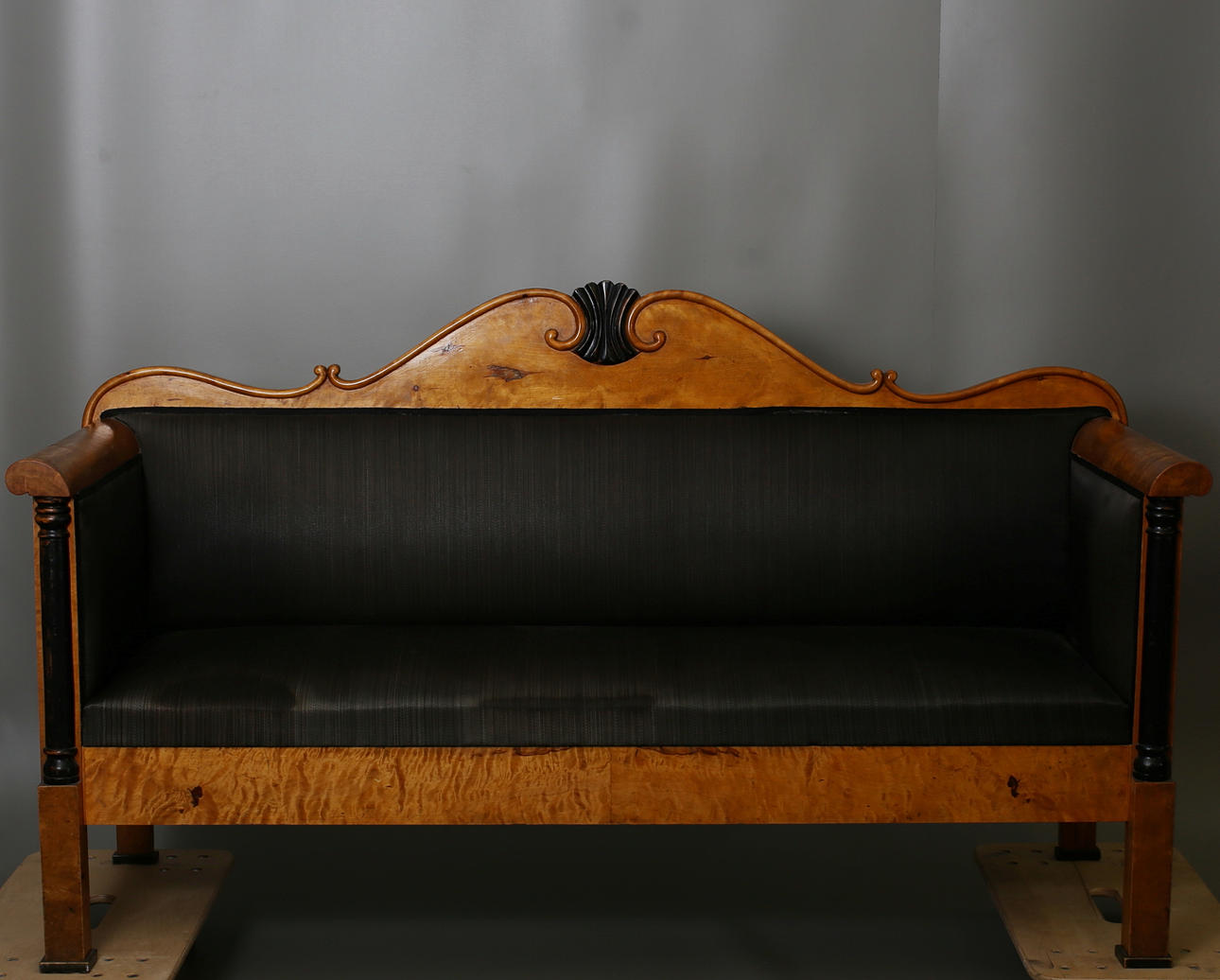 SOFFA. Karl Johan. 1800-tal. Björk. Tagelklädsel.