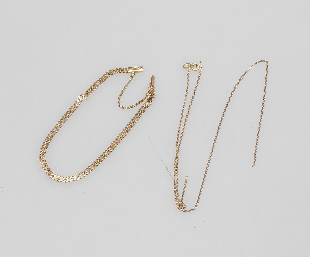 KEDJOR, 2 st, 18 k guld, vikt ca. 7,6 gram.