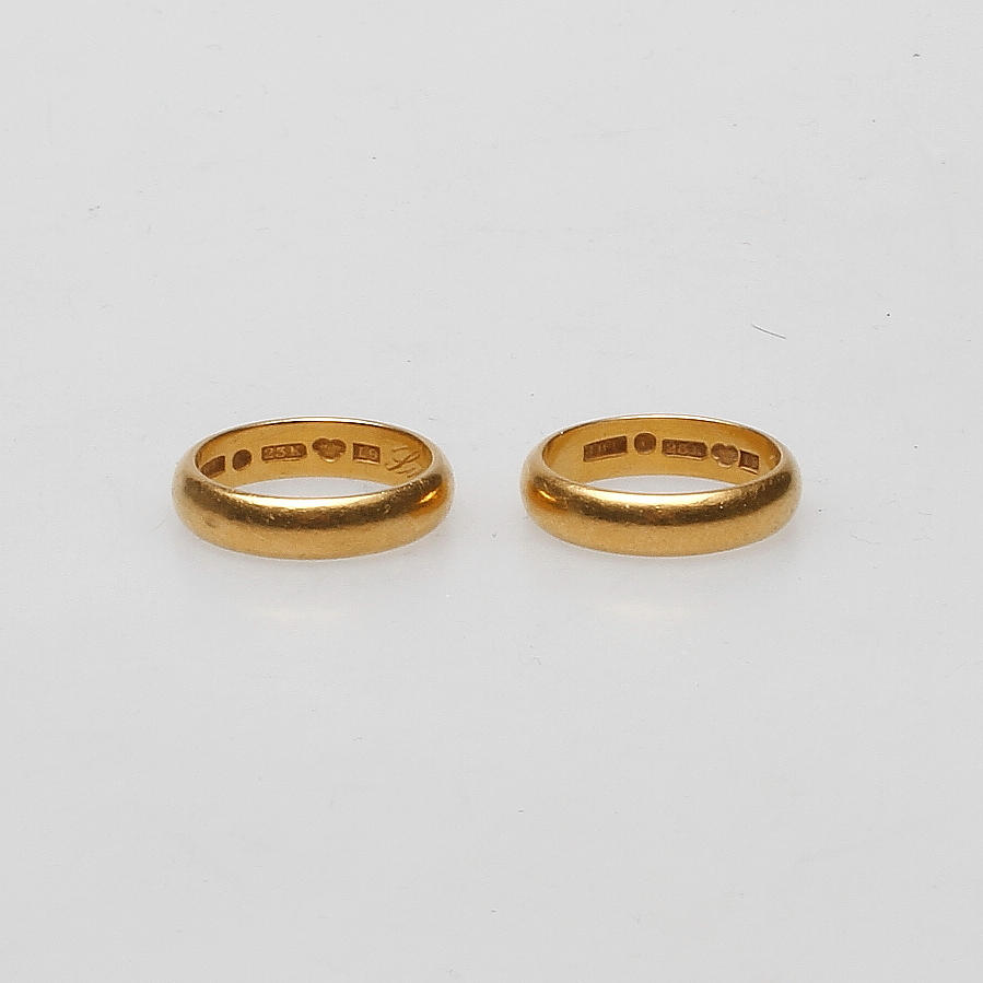 RINGAR, 2 st, 23 k guld, vikt ca. 13,8 gram.