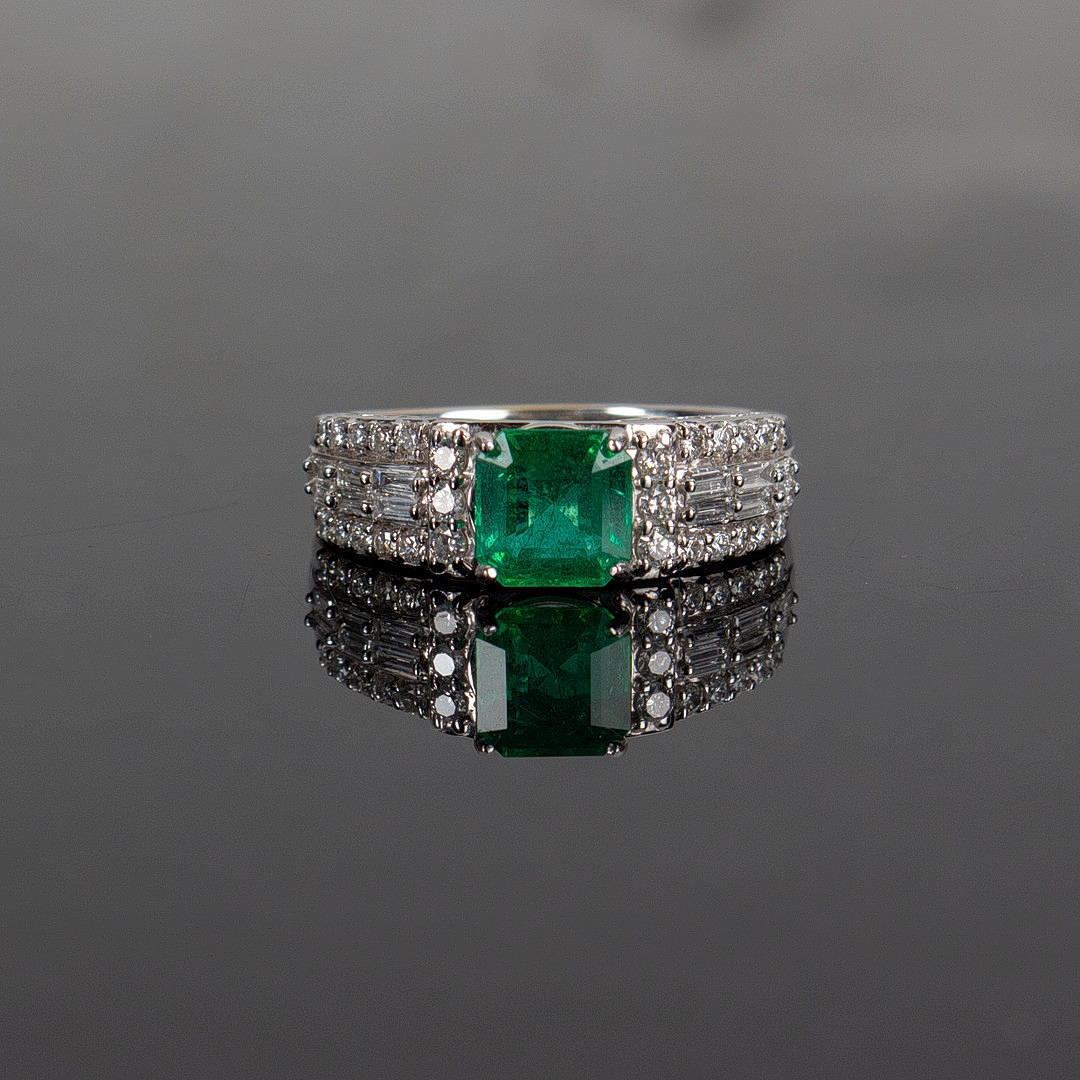 smaragd ring med diamanter.