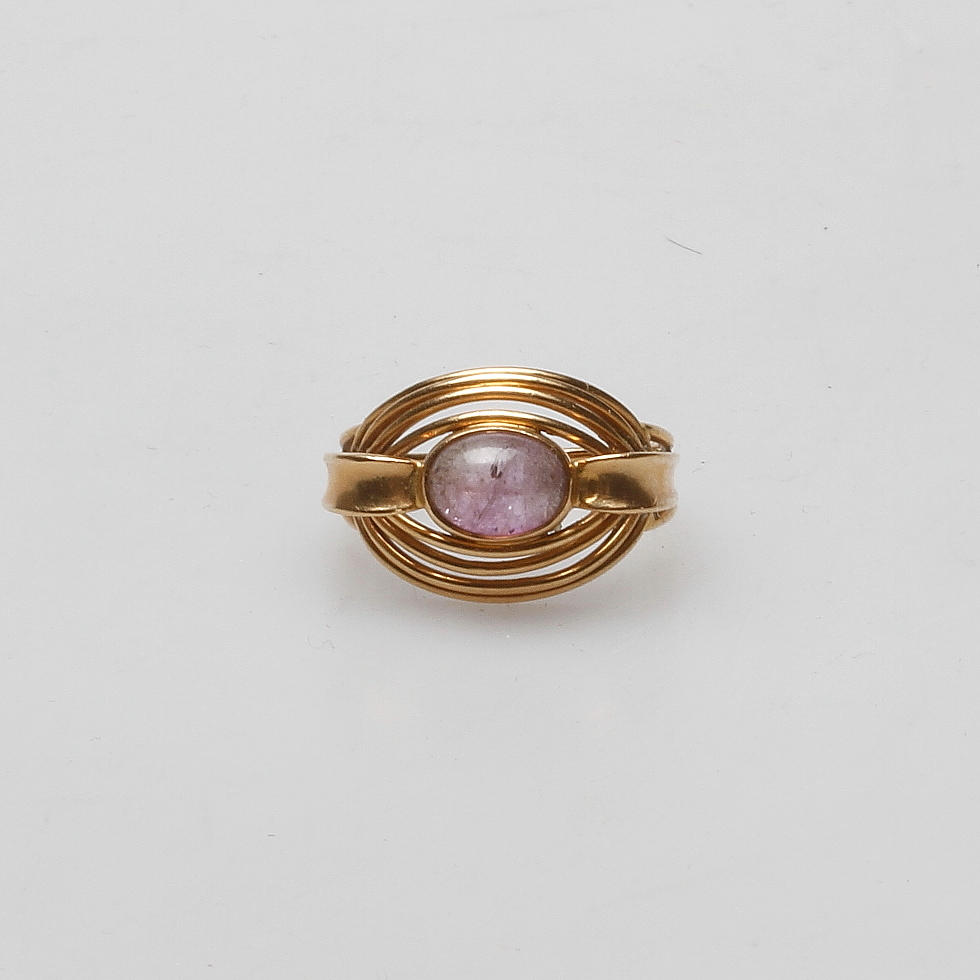 RING, 18 k guld med slipad lilatonad sten, total vikt ca. 4,6 gram.