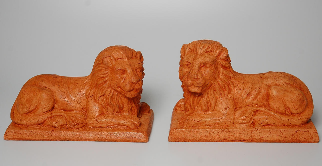 TRÄDGÅRDSSKULPTURER, 1 par,Lejon, terrakotta, 1900-tal.