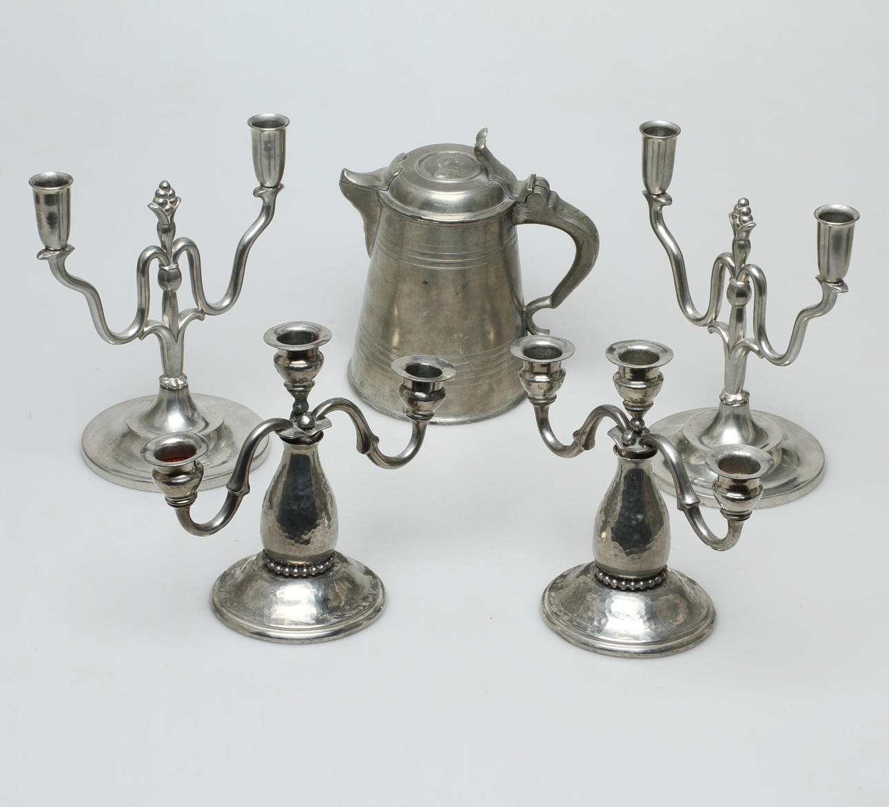 TENN, 5 delar, ljusstakar samt kanna, bl a CG Hallberg, 1800/1900-tal.