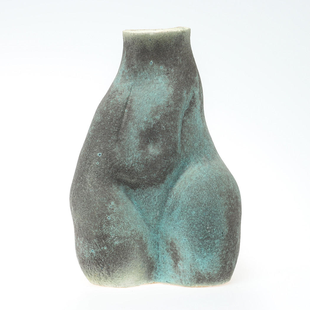 SOFIA TJERNSTRÖM (FÖDD 1969). Skulptur / vas, torso.