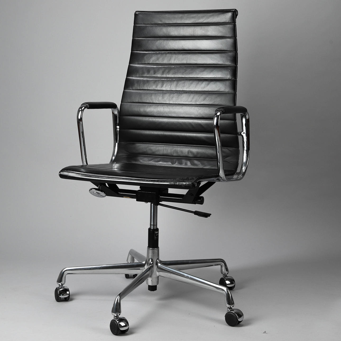 CHARLES & RAY EAMES. Työtuoli, Vitra, malli EA 119.