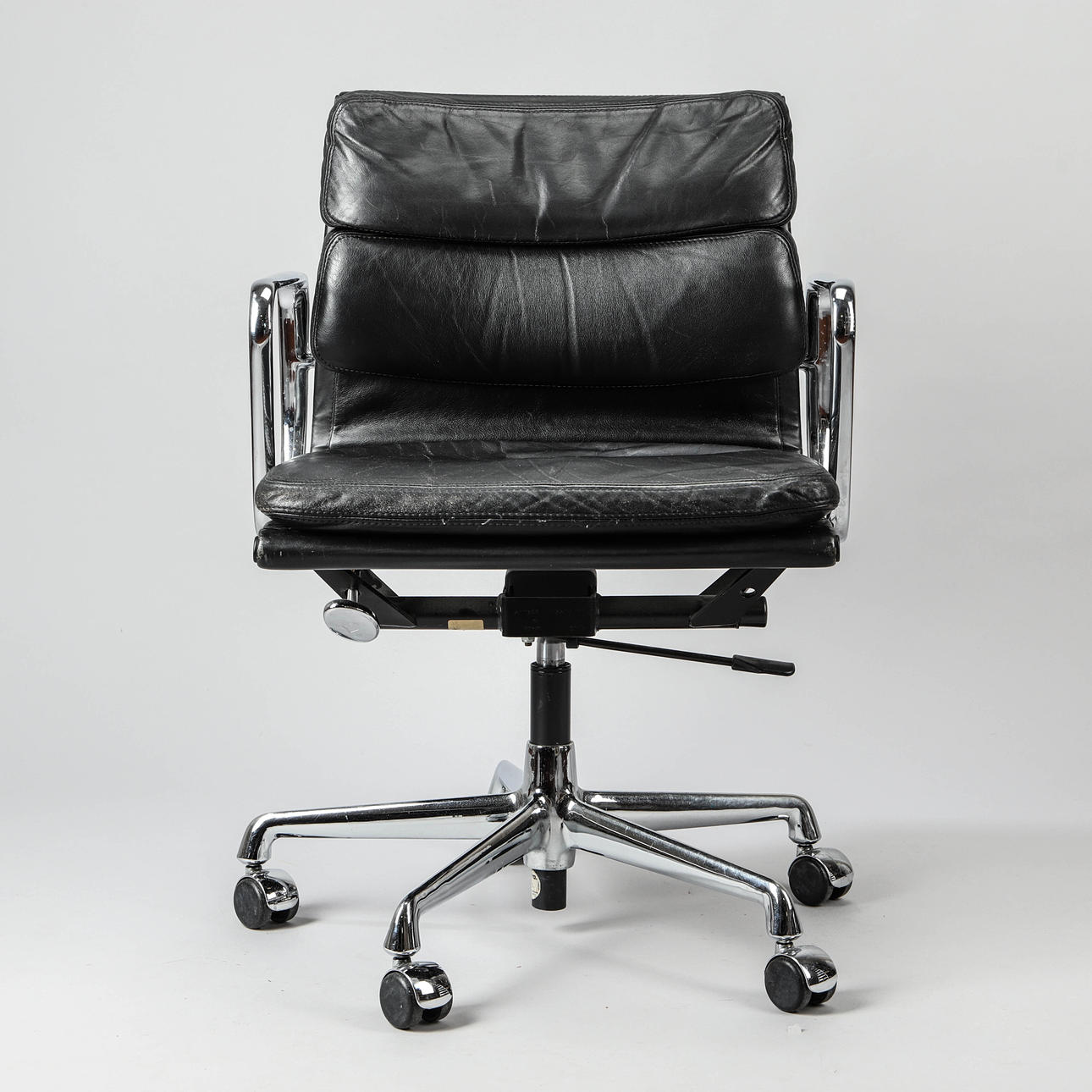 CHARLES & RAY EAMES. Bürostuhl, Vitra, Modell EA 219, Soft Pad.