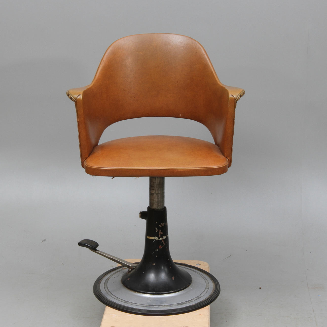 FRISÖRSTOL, 1900-talets mitt.