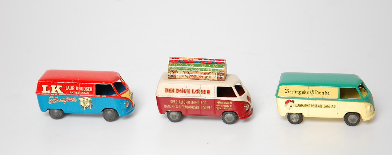 MODELLBILAR, 3 st, Tecno, Volkswagen bussar med förtetagsloggor.