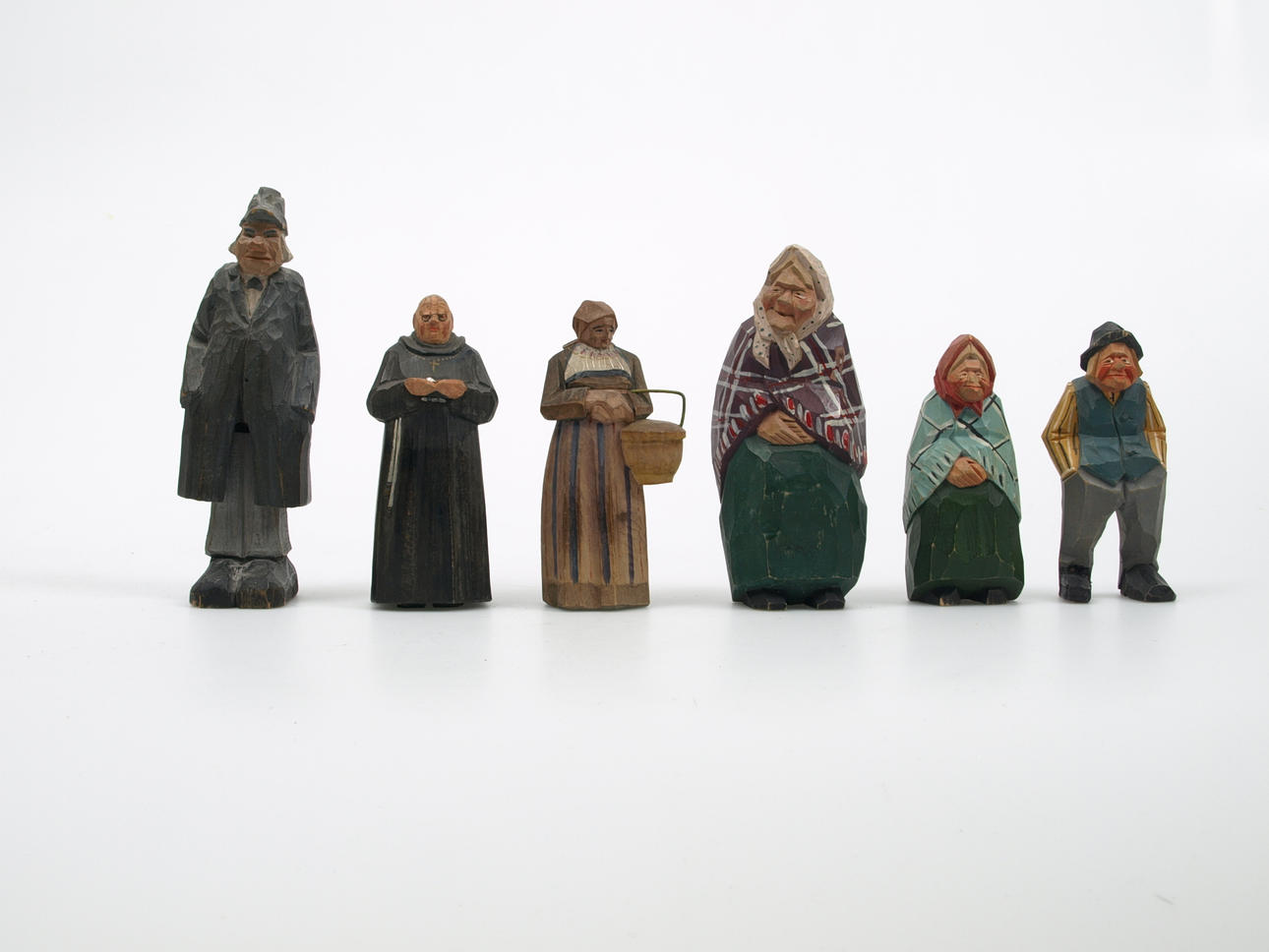 FIGURINER, snidat trä, 6 stycken, 1900-tal.