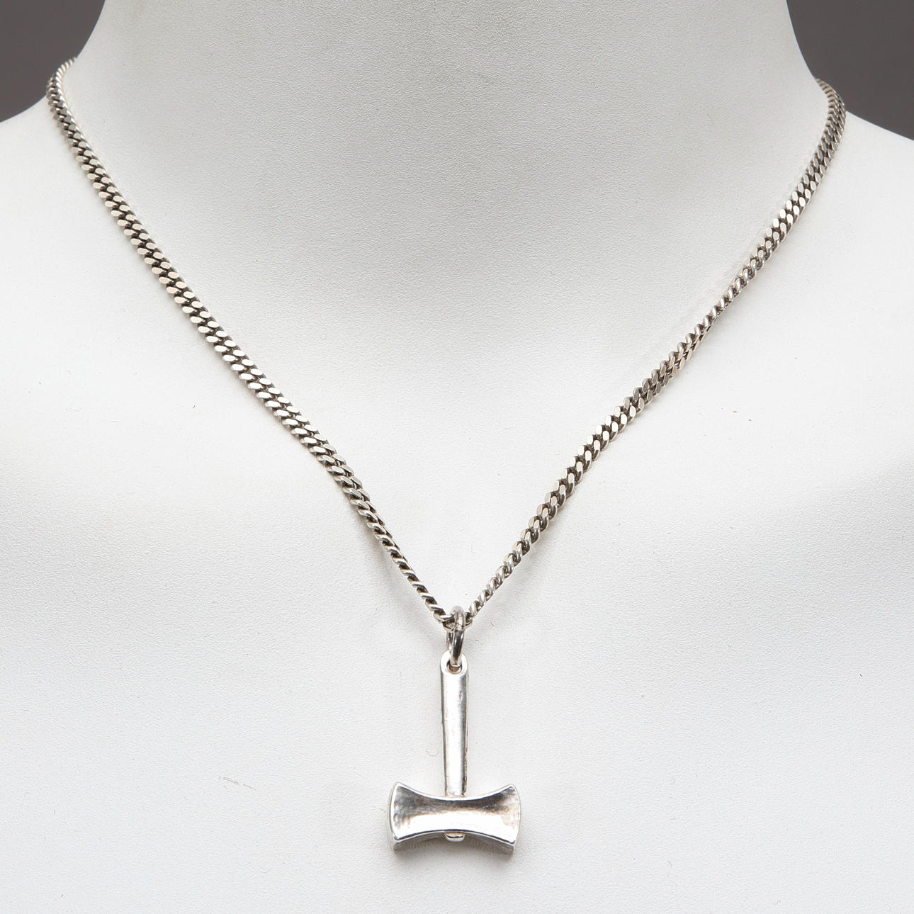 ANHÄNGER MIT KETTE, Hammer, Panzerglied, Sterlingsilber.