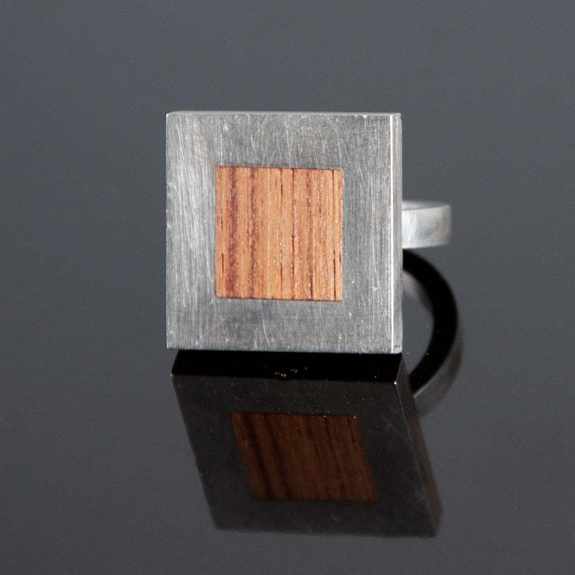 MARCIN ZAREMSKI ANRUFEN. Silber und Holz.