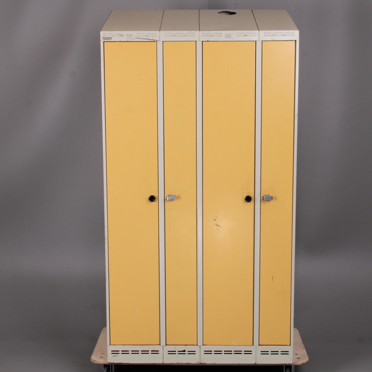 GARDEROBE, lackiertes Blech, Industrie, 20. Jahrhundert.