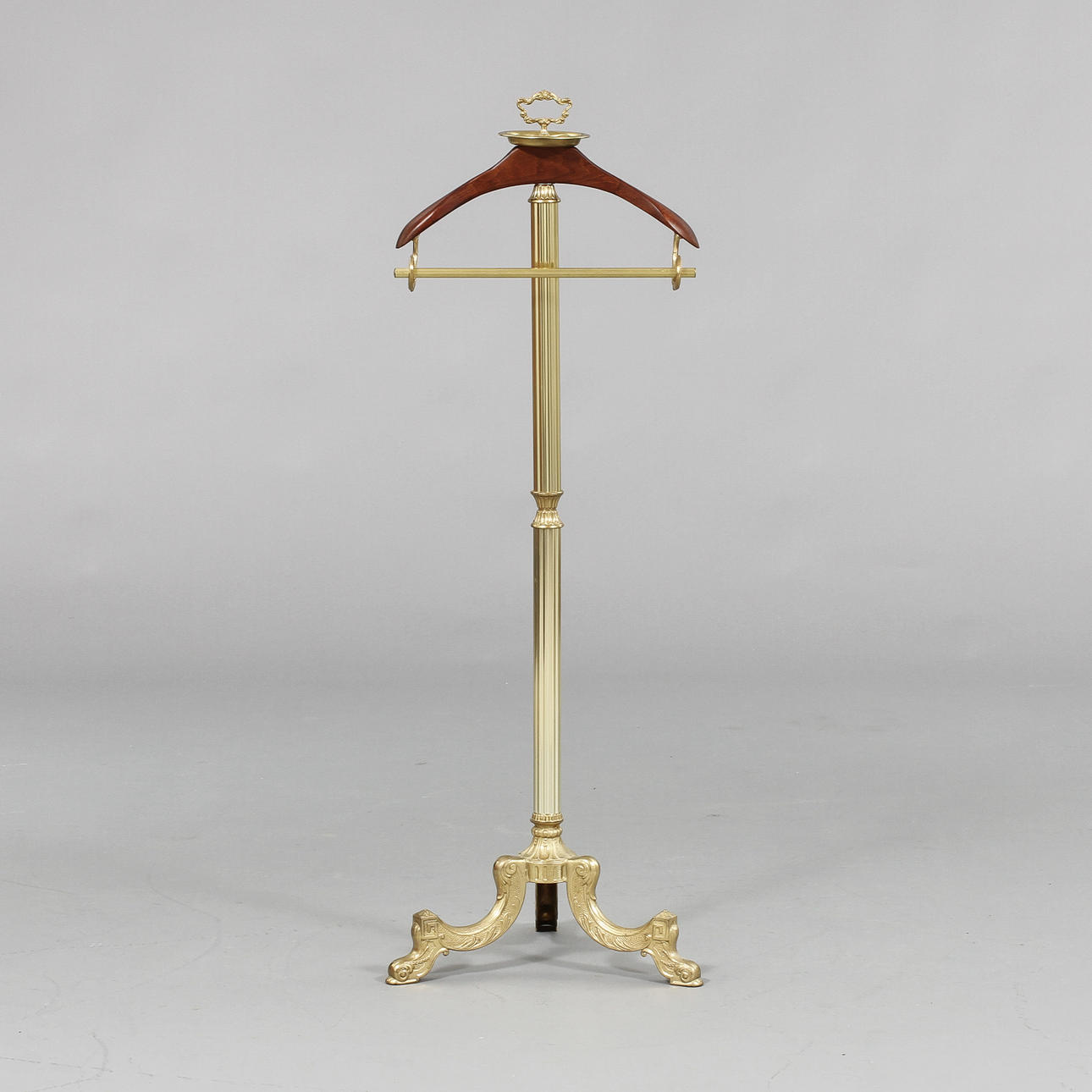 HERRBETJÄNT på tredelad fot. Gulmetall och mahogny. 1900-talets sista hälft.