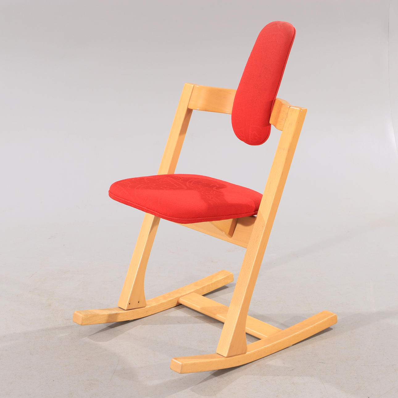 PETER OPSVIK. Mecedora, libro/textil, Stokke, Noruega.