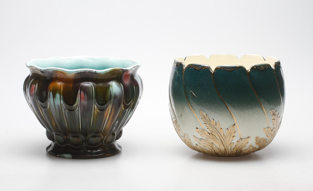 YTTERFODER, 2 st, majolika, bland annat Rörstrand, omkring sekelskiftet 1900.