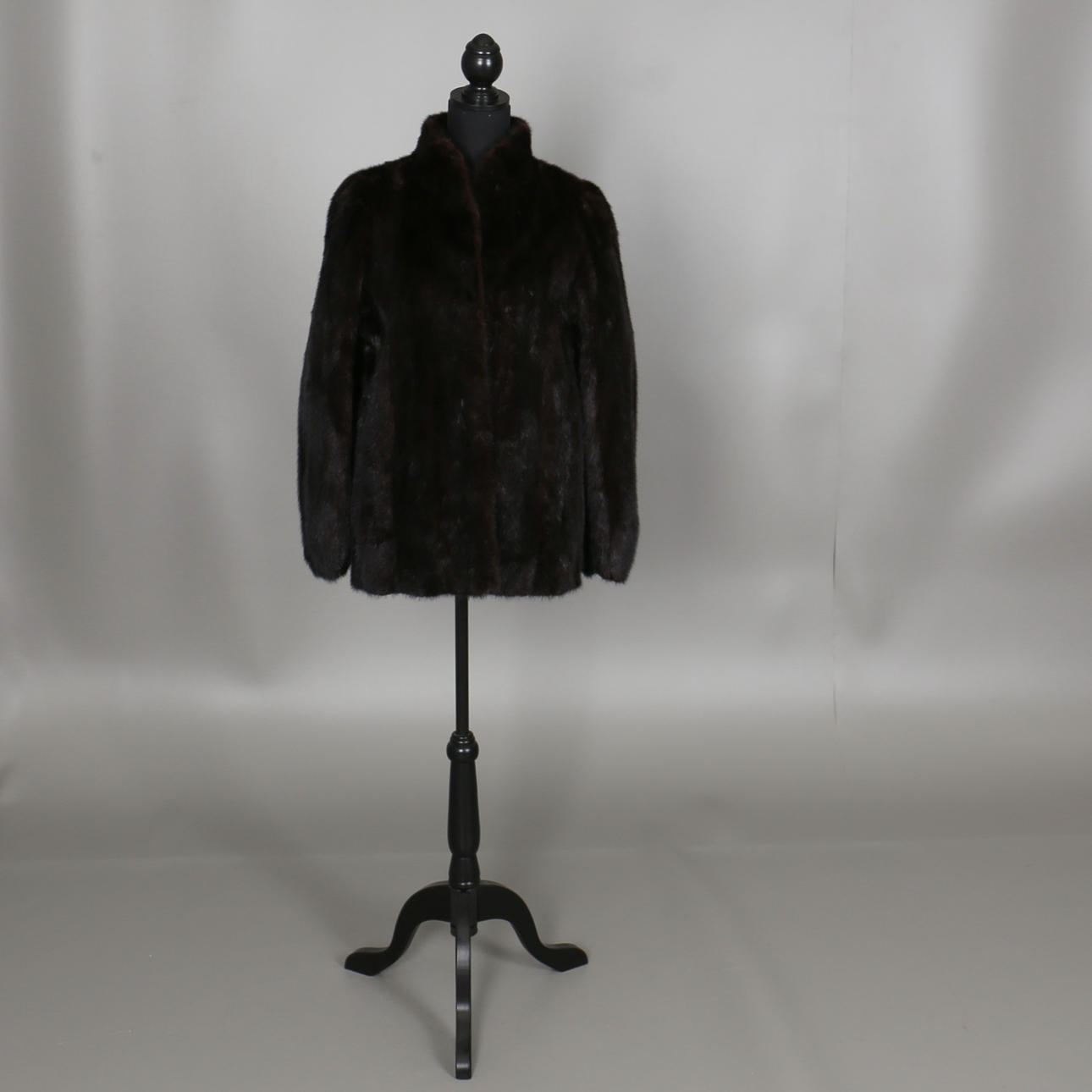 PÄLS i mink. Helryckt. Mörkbrun. Mattssons Päls, Malmö. stl 38-40.