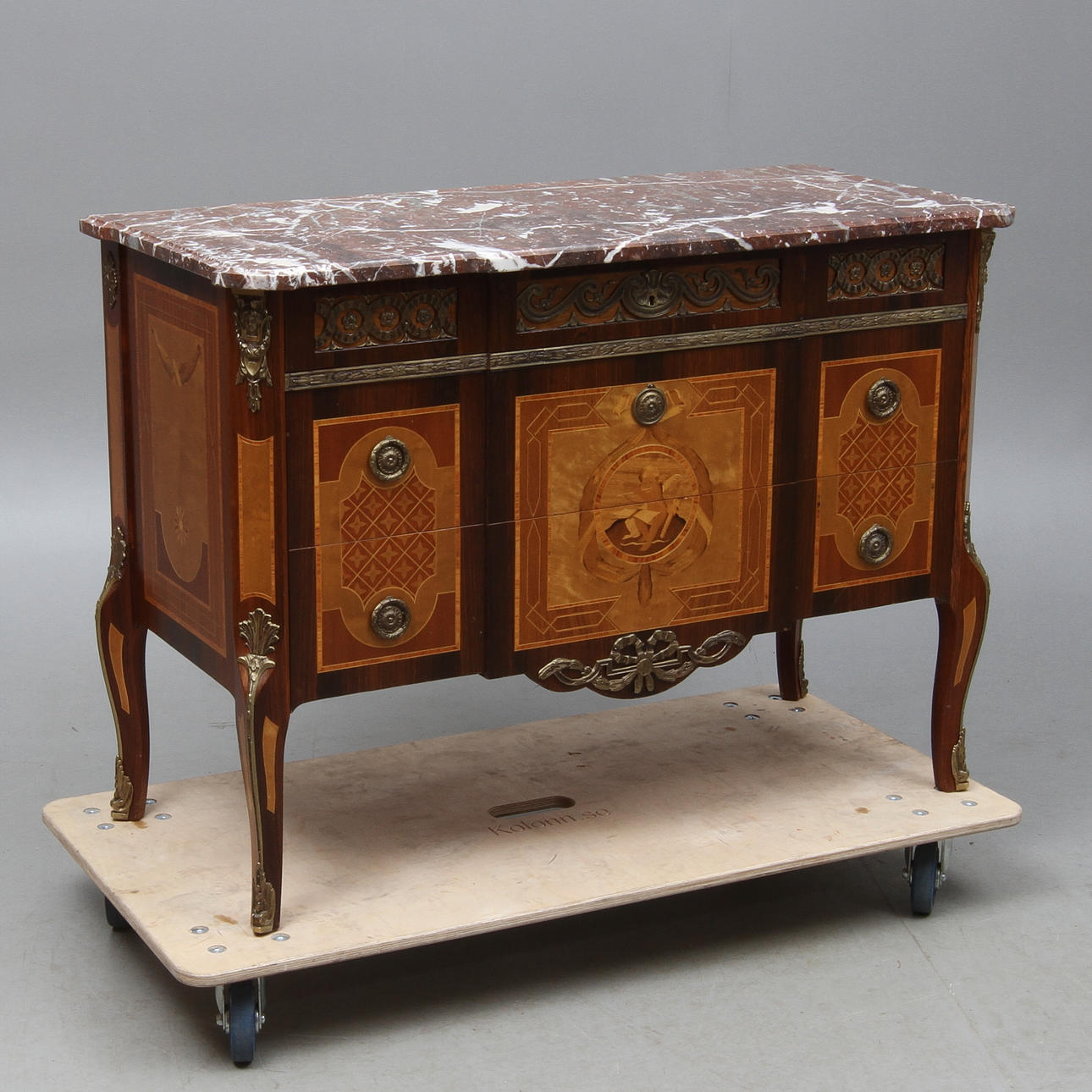 BYRÅ med stenskiva, gustaviansk stil, 1900-tal.