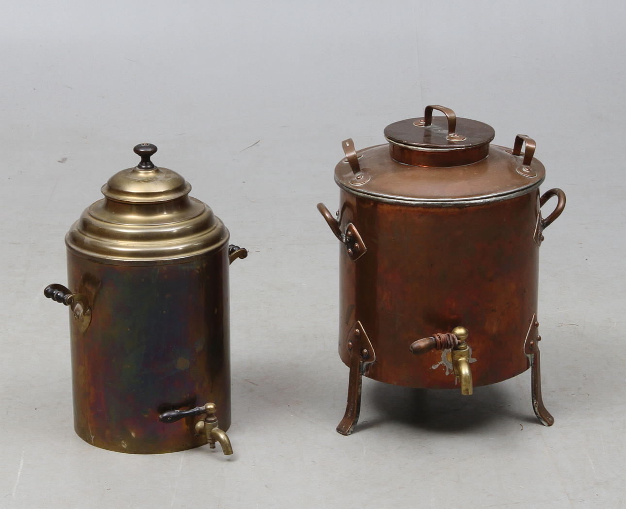 TAPPKÄRL, 2 st, mässing samt koppar, märkt J.C Larsen Stockholm samt A C Sjöström. 1800/1900-tal.