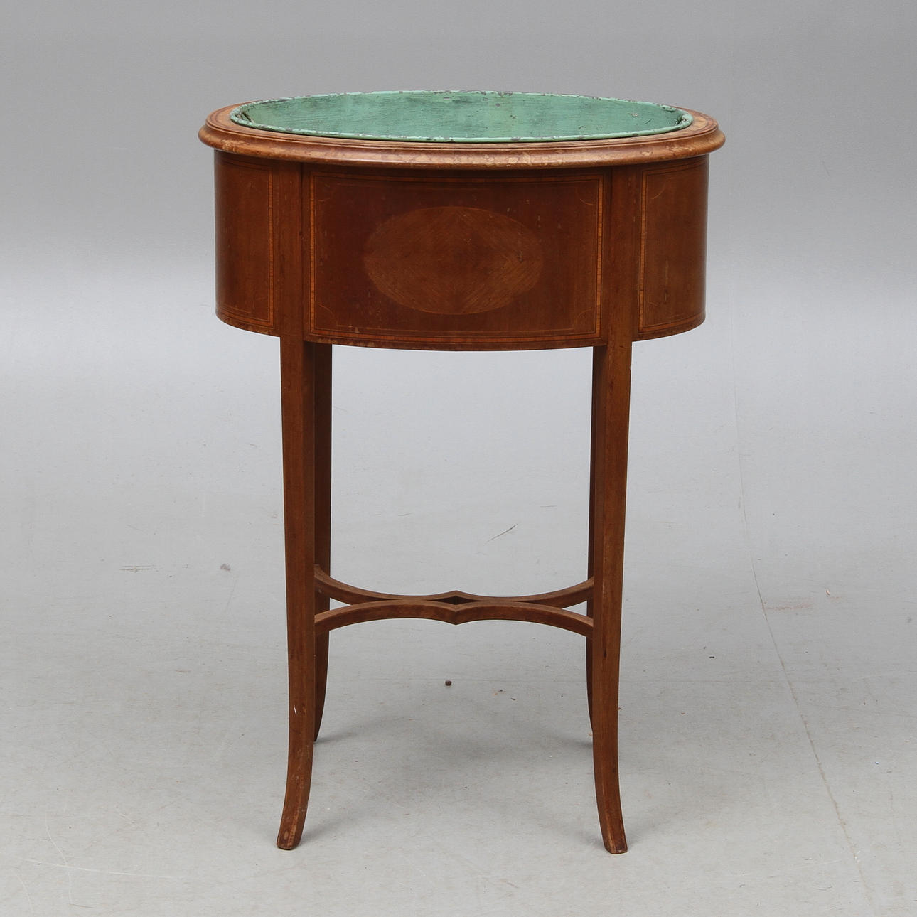 BLOMSTERBORD med insats, Nordiska Kompaniet, brickmärkt. Tidigt 1900-tal.