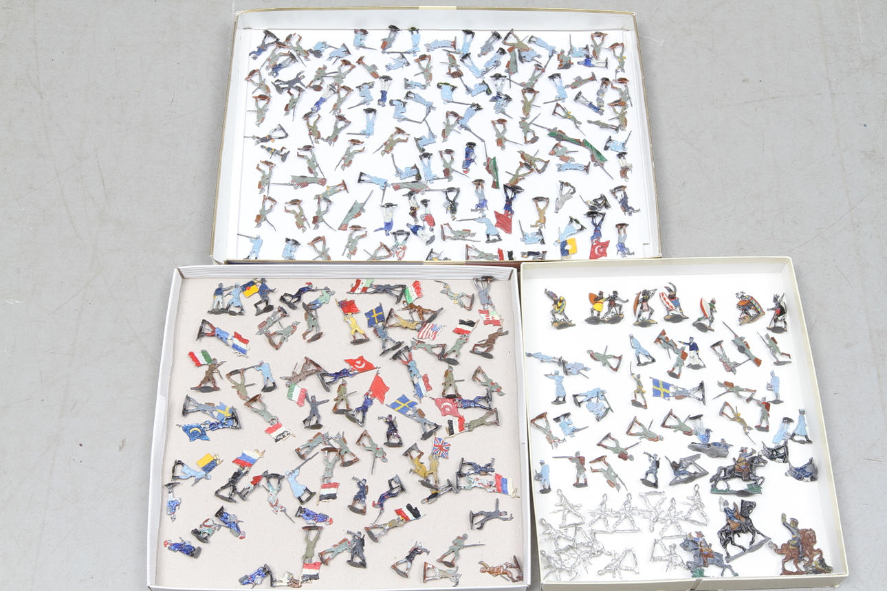 TENNFIGURER drygt 200 delar. Merparten Santesson, några CC Ohlsson.