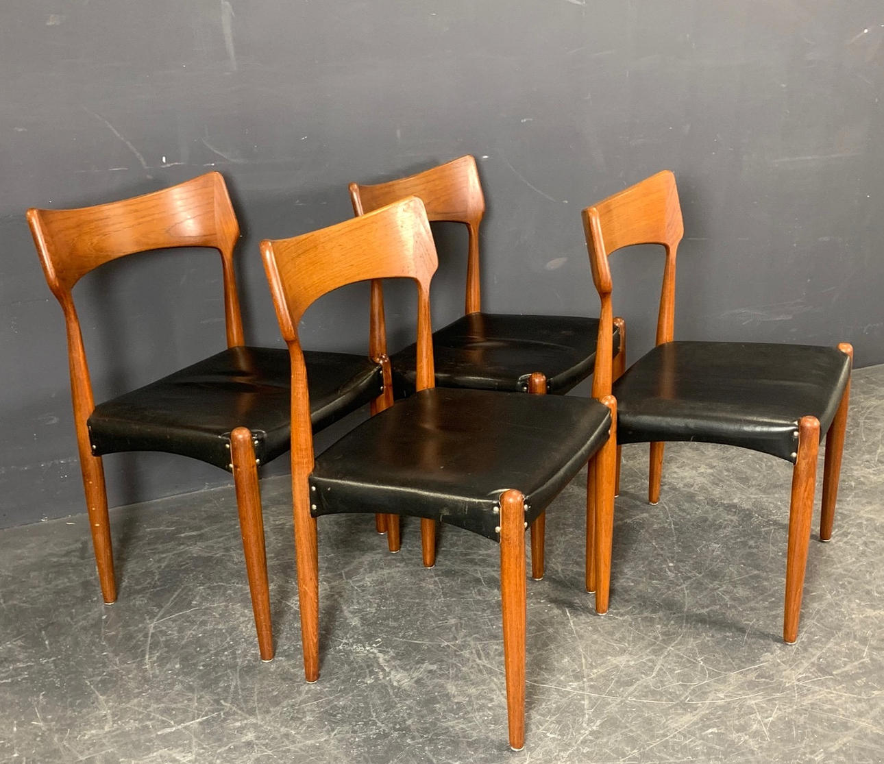 BERNHARD PETERSEN & SØN. 4 CHAIRS.