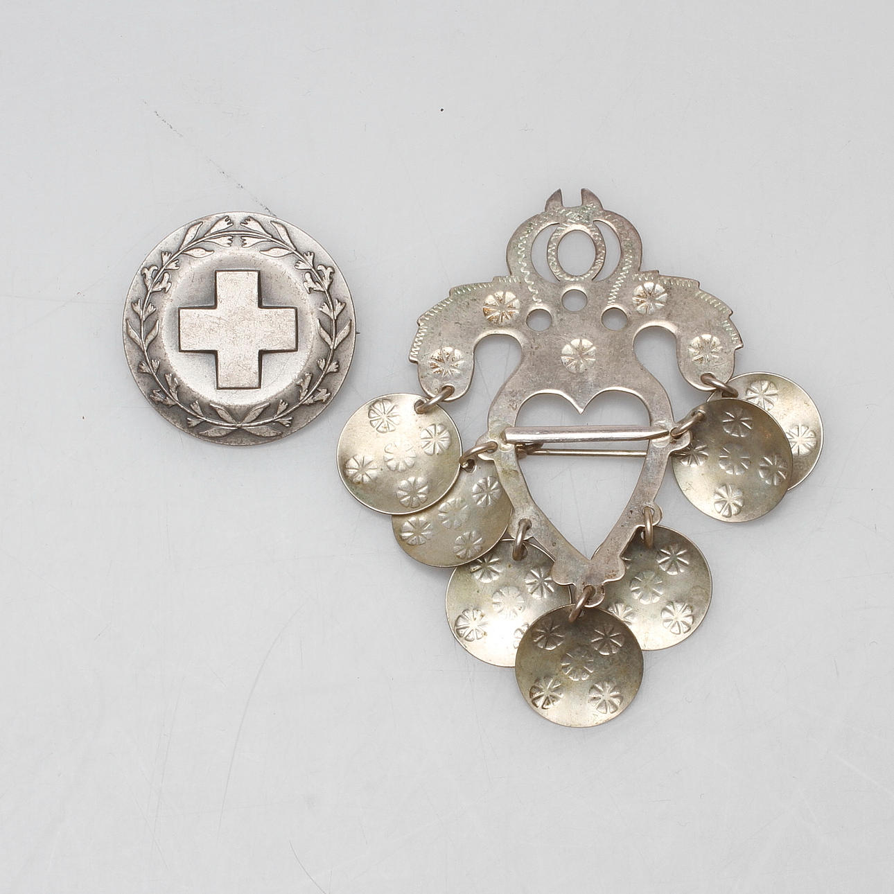 SILVERSMYCKEN, 2 delar, DRÄKTSMYCKE, allmoge samt SJUKSKÖTERSKEBROCH, 1900-tal.