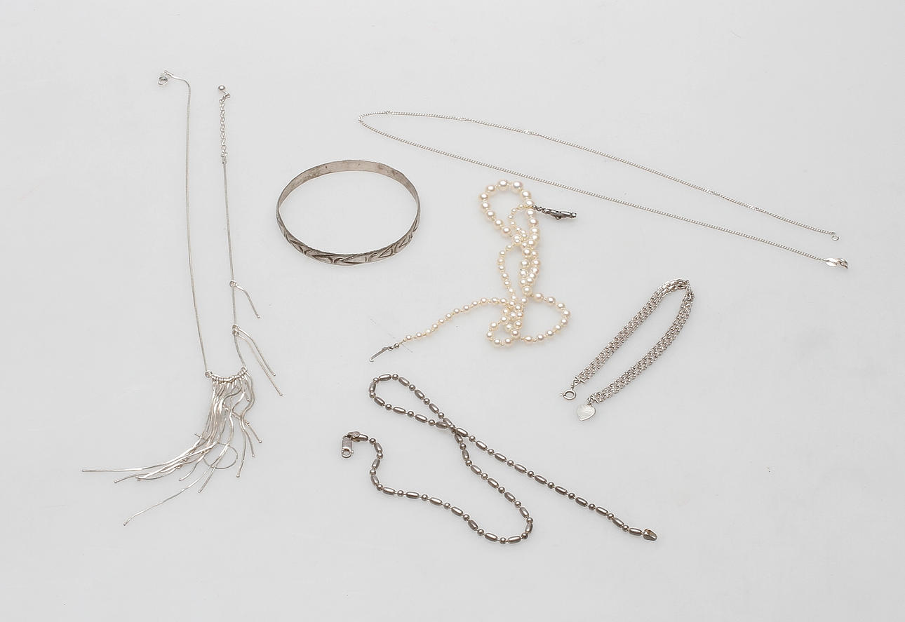 SMYCKEN, 6 delar, pärlcollier och silversmycken.