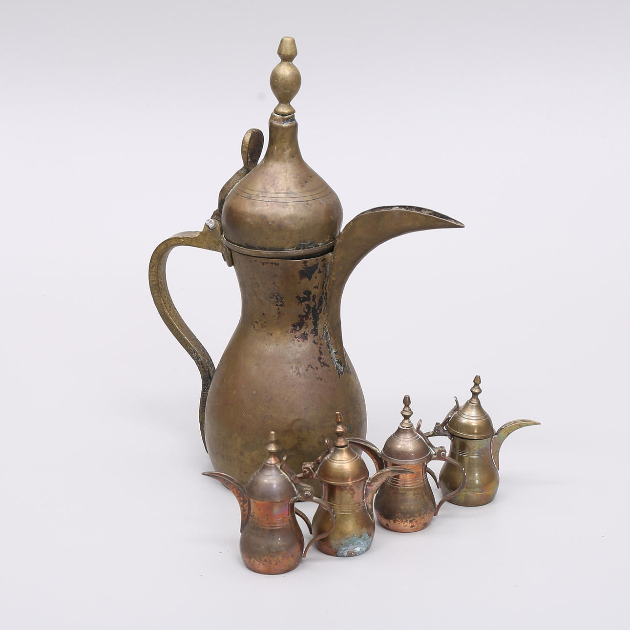 Krüge, 5 Stück, Metall, orientalisch.