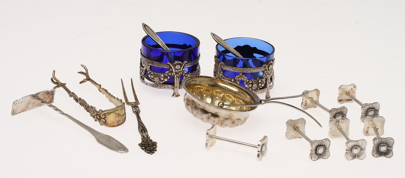PARTI SILVER, 12 delar, bland annat te-sil Finland 1800-tal, 1 par saltkar med blå glasinsats med mera. Vikt exklusive saltkar 112 gram.