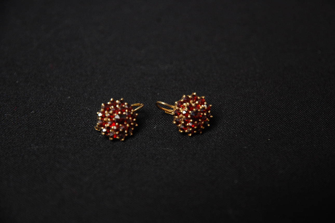 ÖRHÄNGE, förgyllt silver med granater.