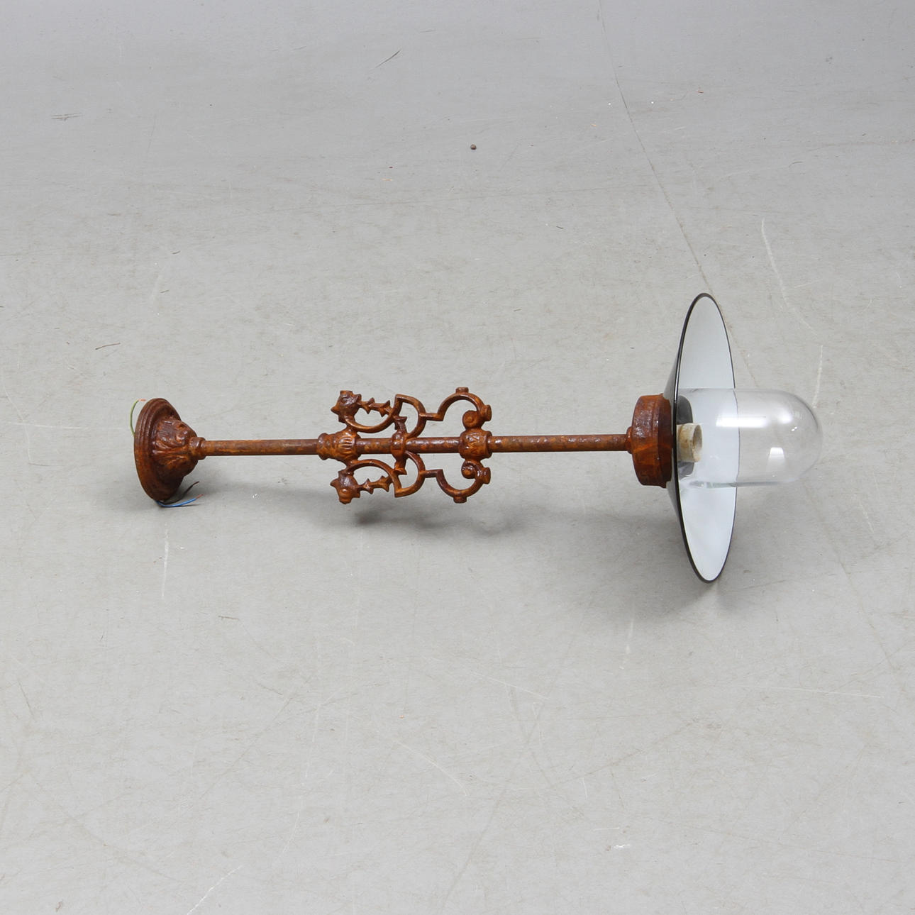 TAKLAMPA, smide, för utomhusbruk.