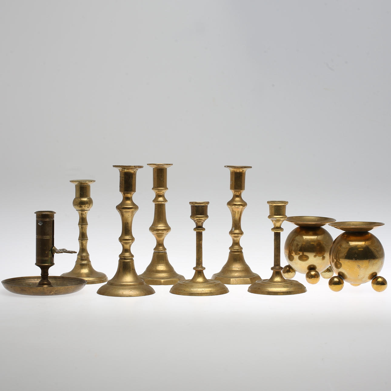 LJUSSTAKAR i mässing. 9 st. Bl a Skultuna.