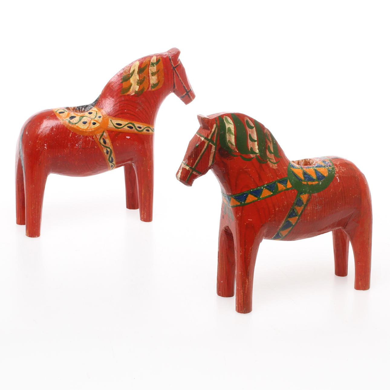 LJUSSTAKAR i form av DALAHÄSTAR, bemålad furu, signerade.