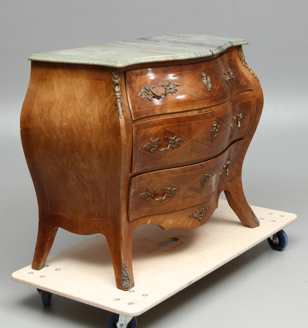 BYRÅ med stenskiva, rokokostil, 1900-tal.