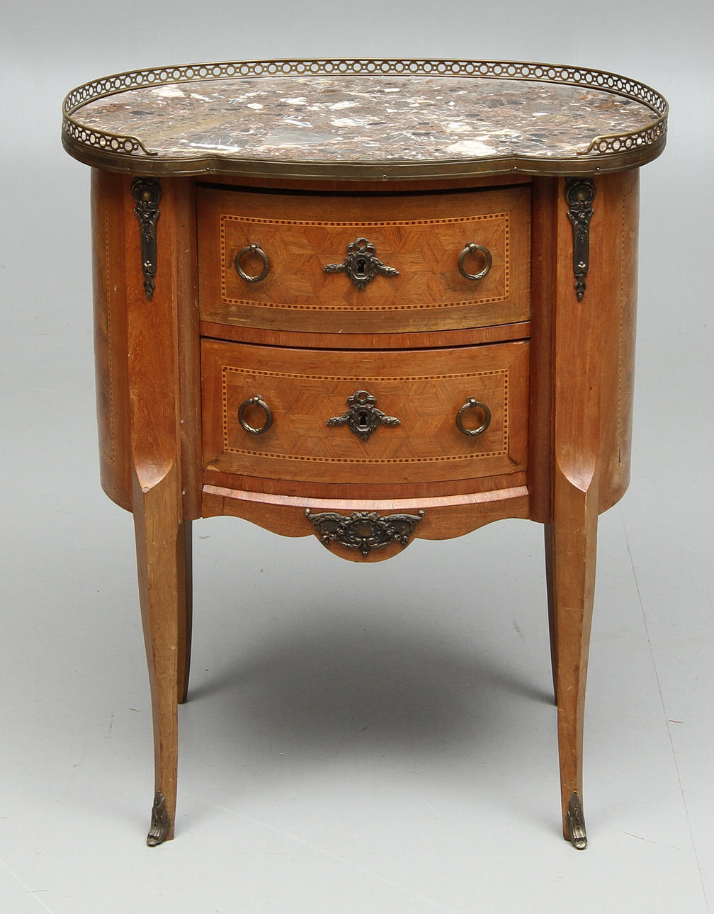 BYRÅ, stenskiva med gallerkant, Louis XVI-stil, 1900-tal.