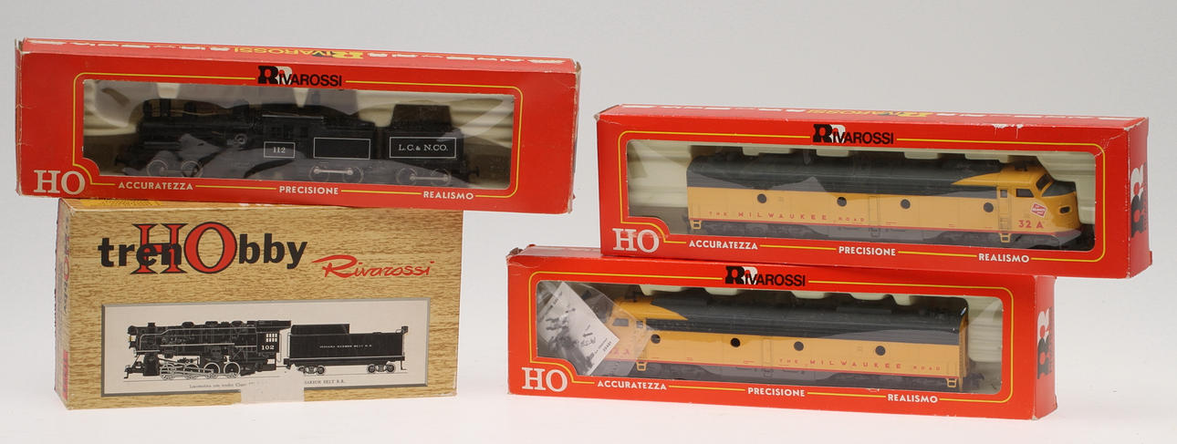 MODELLTÅG U.S.A. Rivarossi 2 ånglok och 2 diesellok i originalkartonger.