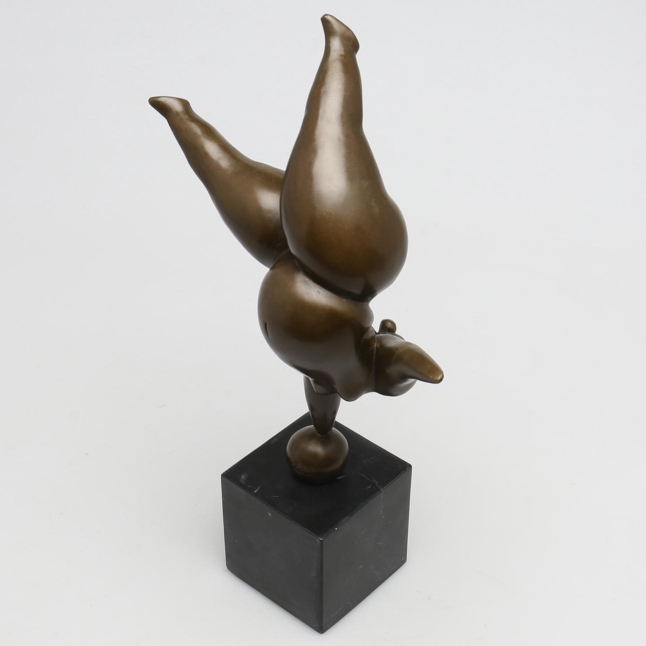 OIDENTIFIERAD KONSTNÄR. Skulptur. Modell. Brons på marmorsockel. Signerad Milo.