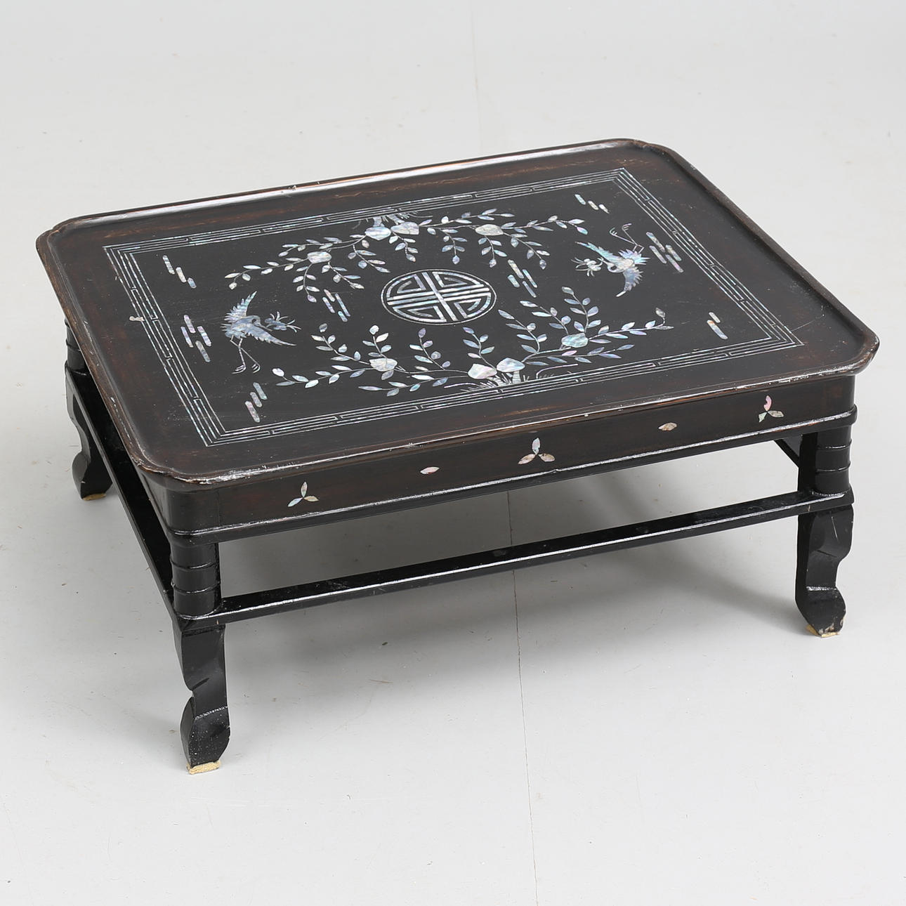 BORD, svart med inläggningar av pärlemor, Kina, 1900-tal.