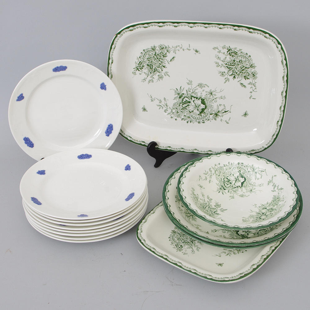 MATSERVISDELAR, 9 tallrikar "Blå Blom" samt 5 delar, "Grön Anna".