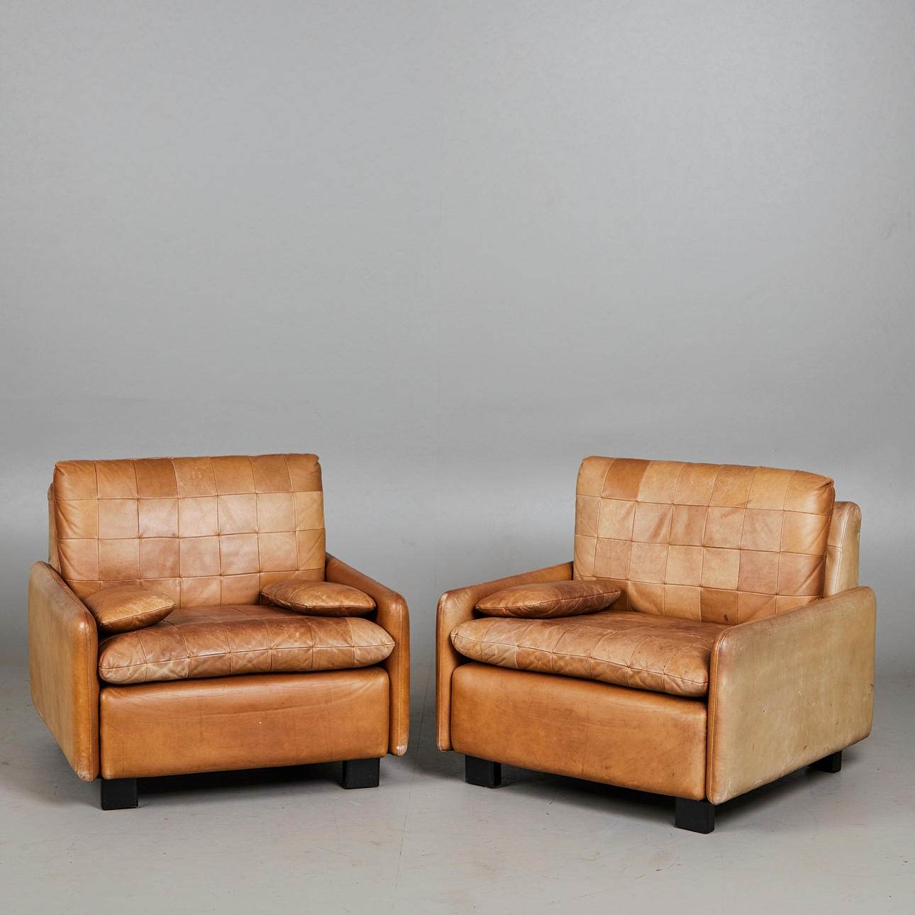 Två fåtöljer/fåtöljer, läder, trä, 1960-tal (2).
