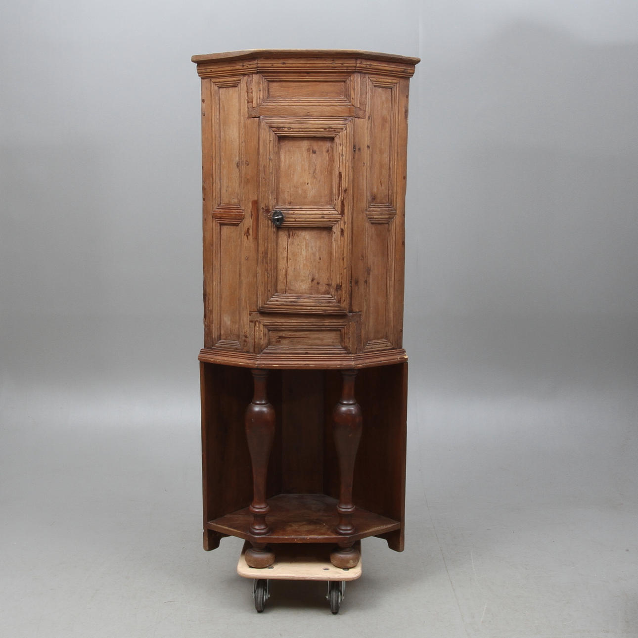 HÖRNSKÅP, allmoge, på benställning, 1700/1800-tal.