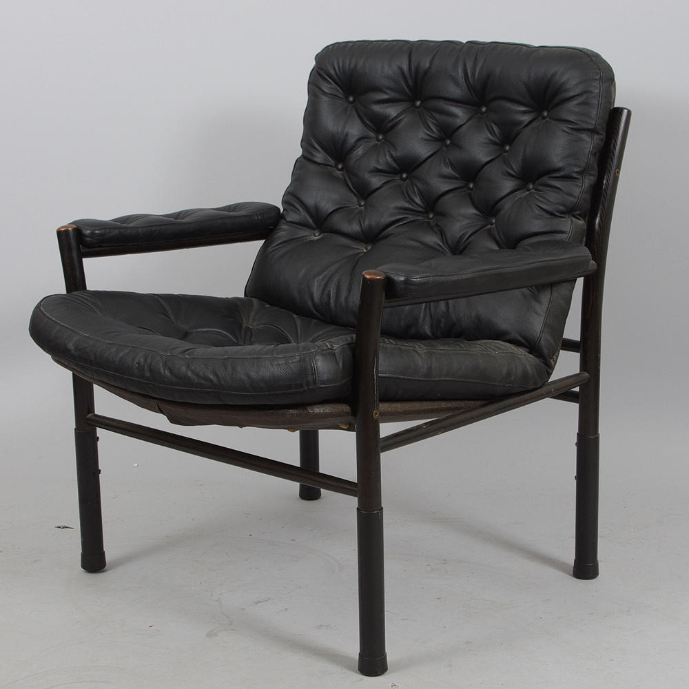 FÅTÖLJ, svart konstläder, laserat trä med metallben.