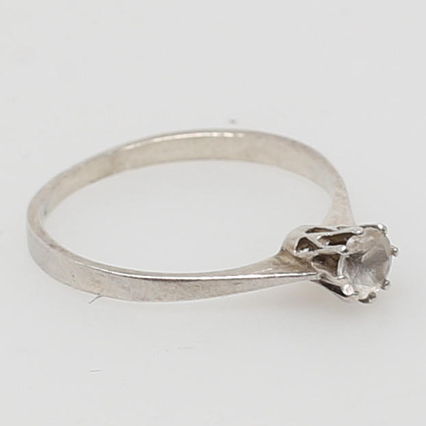 RING. Stone ring with princess socket. Silver. Marked 835. Weight about 1 gram.