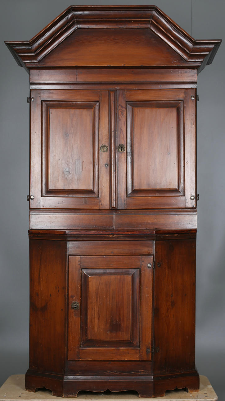 BAROCKSKÅP i polerad furu, sent 1700-tal.