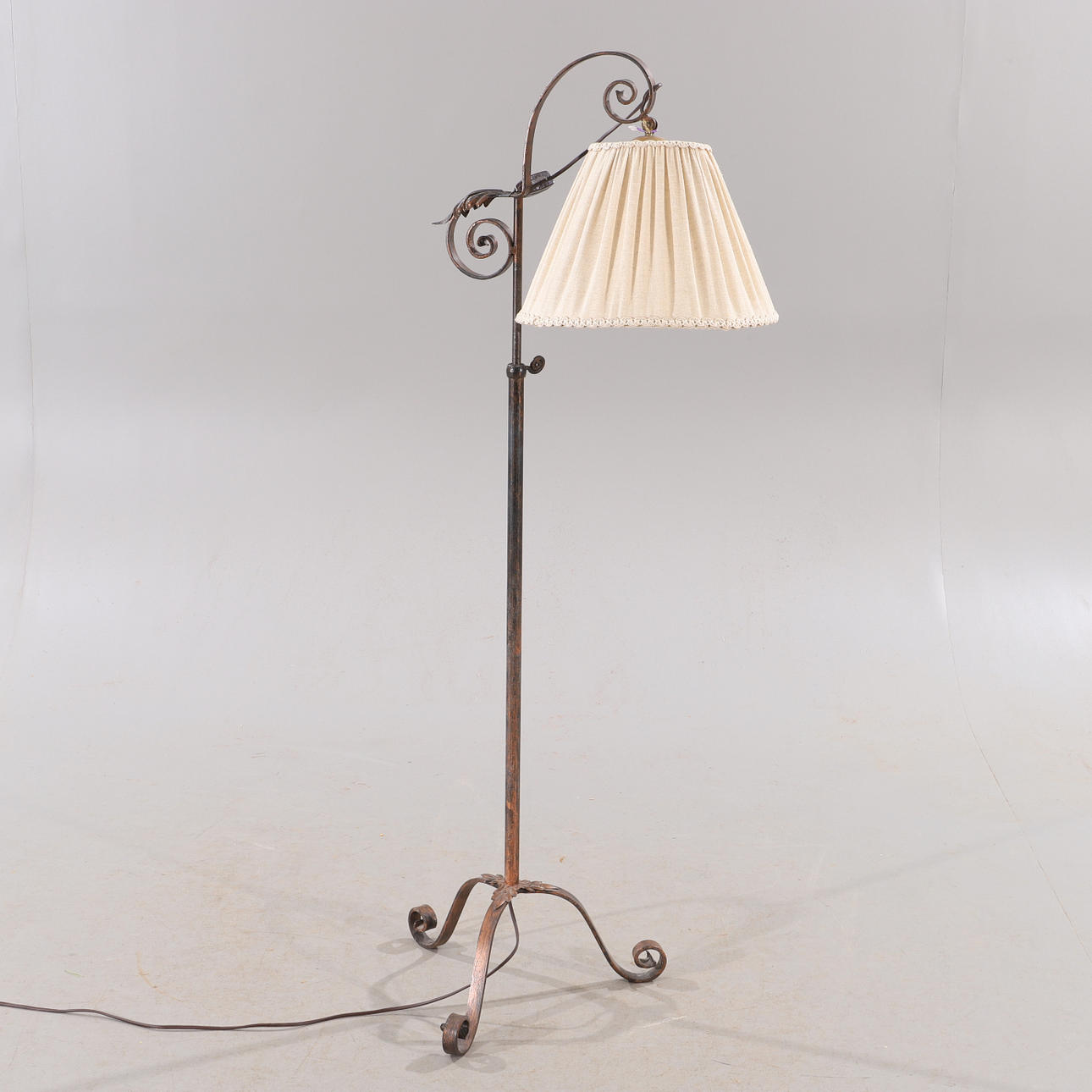LAMPARA DE PIE, forja pintada, siglo XX.