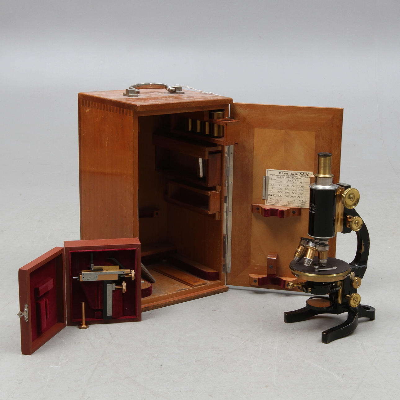 MIKROSKOP, Ernst Leitz Wetzlar, märkt NO 110082, med tillbehör i originallåda. Daterad 1909.